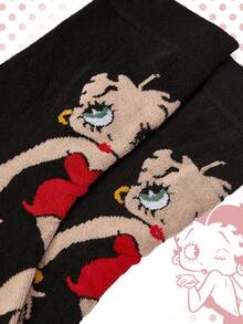 Betty Boop | ROMWE Bộ đôi tất Betty Boop màu đỏ và đen, gồm hai đôi, tất ống cỡ trung bình, rất thời trang và đa năng. - Đỏ - Xem 5