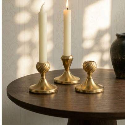 Cirelle 1个奢华欧式复古黄铜烛台，小巧精致，可作酒杯摆件，适合家居摆放，是晚宴的完美之选。适用于餐桌、家居装饰、客厅、浴室、接待室和餐厅。也是一件绝佳的装饰品、乔迁礼物、节日礼物或拍照道具。