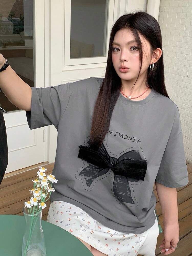 Dazy Plus Graphic Print Round Neck Short Sleeve Bow Decor Casual Loose Plus Size Women T-Shirt, Spring/Summer