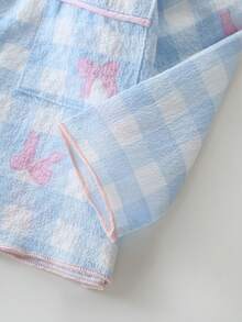 Conjunto de 2 piezas de pijama para niñas bebé con cuello de solapa, manga larga, botones delanteros, pantalón largo, estampado a cuadros azul y blanco con lazo rosa, tela suave y transpirable, ropa cómoda y elegante para recién nacidos y niños pequeños para uso diario, descanso y dormir - Azul - Ver 4