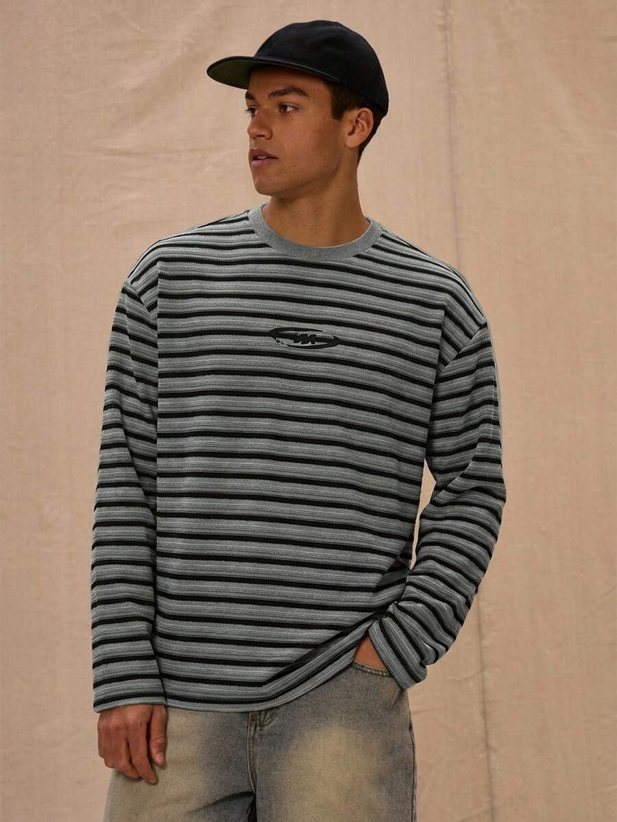 Musero Camiseta de manga larga con cuello redondo, estampado gráfico de letras y rayas, corte relajado para hombre, primavera y verano - Gris Claro - Ver 1