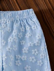 SHEIN Playful Pals 2件組女嬰針織圓領白色短袖T恤與藍色花卉紋理布料長褲套裝，夏季可愛飄逸度假風柔軟服裝 - 藍色 - 查看 5