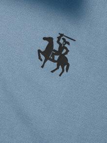 Manfinity Homme 男士大尺碼休閒騎士印花短袖 Polo 衫，藍色夏季高爾夫活動穿搭，老錢風復古街頭風，日常旅行度假禮物，正式場合適用 - 霧霾藍 - 查看 5