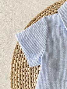 SHEIN Set de 2 piezas de camisa y pantalones cortos casuales de verano para niños pequeños, Camisa: Camisa de cuello con mangas cortas a rayas blancas y negras, Pantalones cortos: Pantalones cortos a rayas blancas y negras de tela texturizada, Adecuado para uso diario, vacaciones, días festivos - Azul - Ver 6