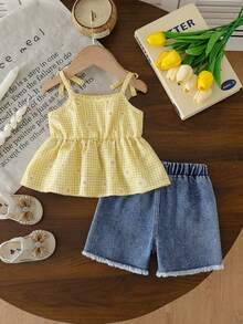 SHEIN Vintaside Kids 女嬰淡黃色夏季可愛度假清新花卉吊帶背心與牛仔短褲套裝，甜美蝴蝶結裝飾，適合休閒外出與家庭聚會穿搭 - 黃色 - 查看 2