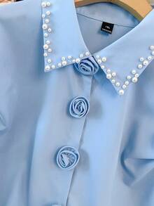 GlowEve CURVE Camisa de unicolor de talla grande con decoración de botón 3D y adorno de perlas, de manga corta - Azul - Ver 6