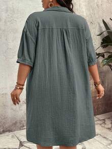 SHEIN CURVE+ Đầm midi dáng suông, màu trơn, chất liệu cotton nguyên chất, dành cho nữ cỡ lớn, thanh lịch, thích hợp mặc hàng ngày, cài cúc phía trước, tay phồng, có túi, cổ chữ V, thích hợp cho mùa hè. - Màu xanh bụi bặm - Xem 2