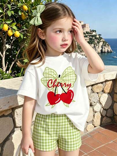 Bộ 2 món cho bé gái, áo thun và quần short thời trang thường ngày, đa năng, thích hợp cho mùa xuân/hè. Áo thun tay ngắn cổ tròn dáng rộng họa tiết kẻ caro màu xanh anh đào và quần short ôm sát, trang phục thoải mái và sành điệu cho mùa xuân và hè.