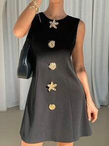 Lavishia Vestido corto sin mangas negro para mujer con decoración de hebilla de metal, vestido elegante y de moda para ir al trabajo, salir, fiestas, versátil - Negro - Ver 1