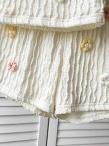 SHEIN Bộ đồ mùa hè thoải mái cho bé gái, chất liệu dệt kim jacquard họa tiết hoa 3D, gồm áo hai dây và quần short, họa tiết hoa 3D, kiểu dáng ôm sát, thích hợp cho kỳ nghỉ. - Màu be - Xem 5