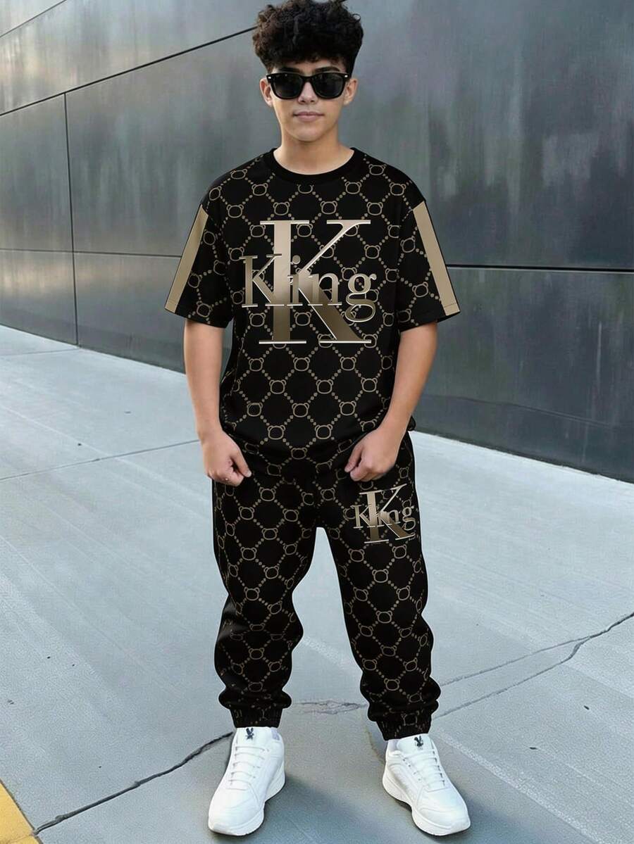 男童休闲舒适简约圆领短袖T恤和长裤套装,经典复古“King”图案印花 - 彩色 - 查看 1