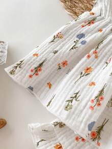 SHEIN Bộ đồ 2 món cho bé gái, chất liệu vải mềm mại, dễ thương, hai lớp, in hoa, cổ tròn, viền bèo nhún và quần short cạp chun, viền bèo nhún, thích hợp cho các hoạt động mùa xuân/hè, kỳ nghỉ, du lịch, chụp ảnh, thoải mái và đa năng. - trắng - Xem 3