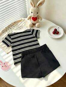 SHEIN Playful Pals 两件套婴幼儿男女通用休闲条纹Polo衫和舒适短裤，适合休闲、运动、日常穿着、外出、夏季旅行，男女宝宝夏季套装，婴儿套装，幼儿套装，夏季男童服装，男婴服装，爬行男婴套装，男婴夏季服装 - 黑色 - 查看 2