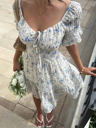 Serisse Robe courte d'été décontractée pour femmes avec manches bouffantes texturées à motif floral bleu Ditsy. Tenues de printemps pour femmes, robes d'été pour femmes, tenues de printemps pour femmes, tenues de vacances pour femmes, tenues de plage pour femmes, robes de printemps pour femmes, tenues de Pâques pour femmes, vêtements romantiques féérie, vêtements de saison de mariage, vêtements de tous les jours, robe de garden party, robes d'été pour femmes