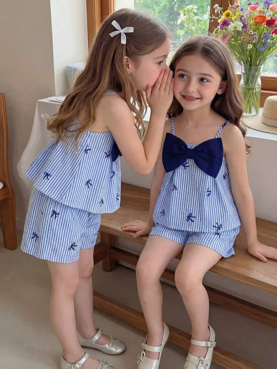SHEIN Genkimix Kids 女童彩色条纹吊带背心套装,褶皱设计搭配蝴蝶结装饰短裤,可爱甜美,日常穿着,适合夏季 - 淺藍色 - 查看 1