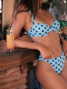 Costavie 新款女士优雅 Y2K 风情性感两件式比基尼套装 - 浅蓝色波点印花钢圈半罩杯上衣，宽肩带设计，高腰性感泳裤，修身显瘦，浪漫复古海滩夏日风情 - 夏季度假、泳池派对、海滩假期、度假村、音乐节、热带之旅、蜜月旅行、春假、海滩婚礼和海滨度假的理想泳装和沙滩装 - 彩色 - 查看 1