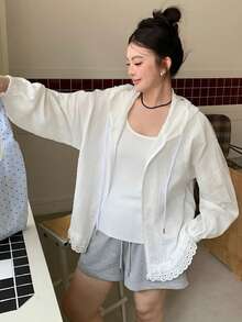 Dazy Plus Jaket Kasual Gaya Liburan Wanita Ukuran Besar Musim Semi/Panas dengan Tudung Lengan Panjang, Bahan Tekstur Longgar, Patchwork Renda - Putih - View 4