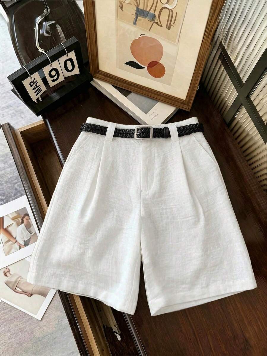 Franclia Short taille haute à jambes larges en tissu texturé beige, avec design taille haute, fermeture à bouton unique et silhouette ample pour un style minimaliste et rafraîchissant, adapté aux sorties quotidiennes et aux déplacements légers en été. Points forts du produit : short taille haute pour femmes, pantalon texturé à jambes larges, pièce minimaliste et rafraîchissante, bas polyvalent pour le quotidien, tenue confortable pour les déplacements. - Blanc - Voir 1