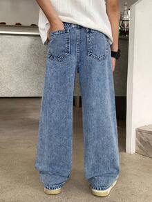 SHEIN Denim retos e folgados em Jeans azul vintage cool e casual para meninos pré-adolescentes, confortáveis para uso diário, ideal para o outono, inverno, volta às aulas, homecoming, raves, festivais e streetwear de praia, com estilo old money, streetwear punk e Denim folgados Y2K - Lavagem Média - Visão 2
