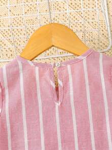 SHEIN Gaun Anak Perempuan Kasual Liburan Fashion Tenun Garis-garis Hijau Leher Bulat Tanpa Lengan Model A-Line dengan Detail Kerut - Berwarna merah muda - View 8