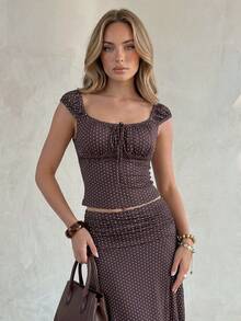 SHEIN Glamour Bộ đồ 2 mảnh thanh lịch dành cho nữ, màu nâu chấm bi, dáng ôm, xếp ly ở phần ngực và chân váy chấm bi lệch gấu, thích hợp cho mùa xuân/hè đi học hoặc dã ngoại mùa hè. - màu nâu - Xem 5