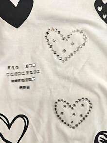 SHEIN Frenchy 这款休闲简约黑色手绘爱心图案圆领短袖女式T恤，饰有真水钻，适合夏季、度假、杜卡迪摩托车展、日常通勤、约会、派对、秋冬季、圣诞节、新年、感恩节、婚礼、海滩、毕业典礼、时尚、优雅、休闲、外出、约会、预订、通勤、闪亮、情人节、优雅、度假、休闲、Y2K、外出、毕业典礼等各种场合。 - 白色 - 查看 13