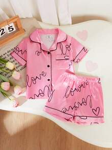 2-teiliges Baby Mädchen Pyjama Set mit Kragen, Kurzarm, Shorts, Sommer rosa mit kontrastierendem schwarzem Rand, Allover-Muster mit LOVE Buchstaben, lässige, stilvolle Homewear, Nachtwäsche, Satin-Seide-ähnlich, glatt, bequem, weich, atmungsaktiv, hochwertig, leicht, hautfreundlich, Kleinkind Loungewear, elegante, modische, sanfte Innentagebekleidung - Altrosa - Übersicht 6