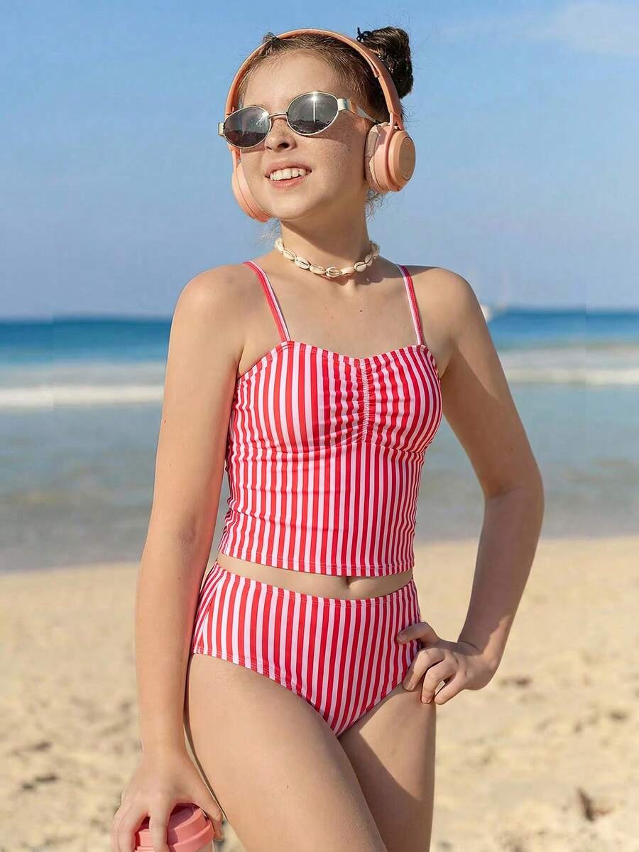 SHEIN 少女两件式吊带泳衣套装，粉白条纹细肩带上衣搭配简约褶皱条纹三角泳裤，可爱Y2K风格，适合游泳、冲浪、度假、海滩等场合。 - 紅色 - 查看 1