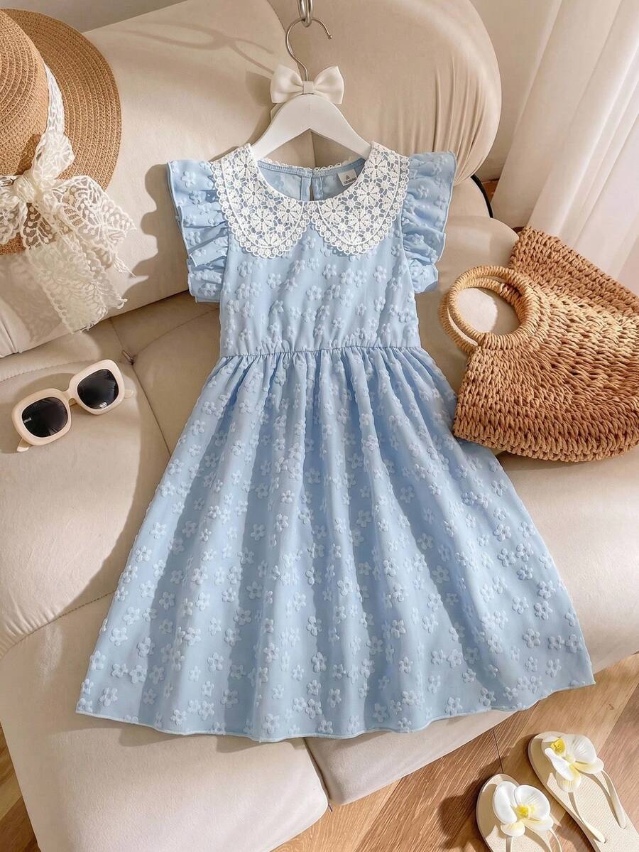 SHEIN Playful Pals 1件少女彼得潘領3D提花藍色洋裝,蕾絲飾邊荷葉邊下擺A字仙女裙,藍色蝴蝶,夏季,親子搭配,家庭度假,假期 - 淺藍色 - 查看 1