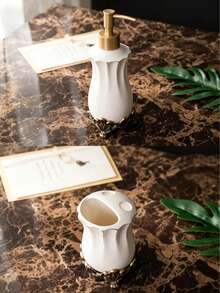 Cirelle Bình đựng sữa dưỡng thể bằng gốm sứ men trắng kem kiểu cổ điển châu Âu, có thể dùng làm giá đựng bàn chải đánh răng, khay đựng xà phòng, bình đựng xà phòng hình vuông sang trọng có thể tái sử dụng với họa tiết hoa nổi, bình đựng sữa dưỡng thể và dầu gội riêng biệt, thích hợp cho phòng tắm, khách sạn, gia đình, nhà bếp, đựng nước rửa tay, dầu gội, dầu xả, sữa tắm, xà phòng lỏng, sữa dưỡng thể, tinh dầu, quà tặng đám cưới, nhà cửa, ngày lễ. - Nhiều màu - Xem 10