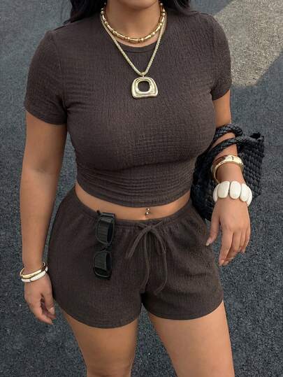 SHEIN EZwear Büyük Beden Kadın Yazlık Günlük Rahat Giyim Düz Renk Kısa Kollu Vücuda Oturan Crop Bluz ve Büzgülü Bel Şort Takımı