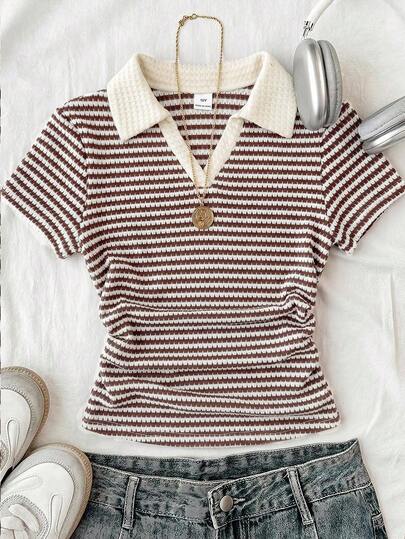 SHEIN Áo thun ngắn tay cổ chữ V cho bé gái tuổi teen, áo polo lửng ôm eo mùa hè, kiểu dáng thoải mái và vừa vặn.