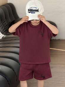 男童针织字母印花短袖T恤短裤套装（2件），休闲百搭，适合通勤、上学、日常穿着、运动和夏季穿着。 - 酒紅色 - 查看 3