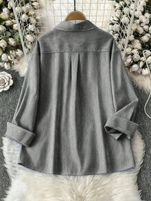 GlowEve CURVE 大码女式休闲宽松条纹翻领3D立体花卉装饰纽扣长袖衬衫，通勤百搭 - 黑與白 - 查看 2