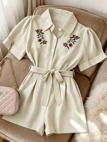 Franclia Bộ jumpsuit nữ mùa xuân/hè kiểu Pháp thanh lịch tối giản, tay ngắn, cổ ve lật, thêu họa tiết, thắt eo, màu xanh sọc, dáng ngắn, thường ngày. - Màu Khaki - Xem 1