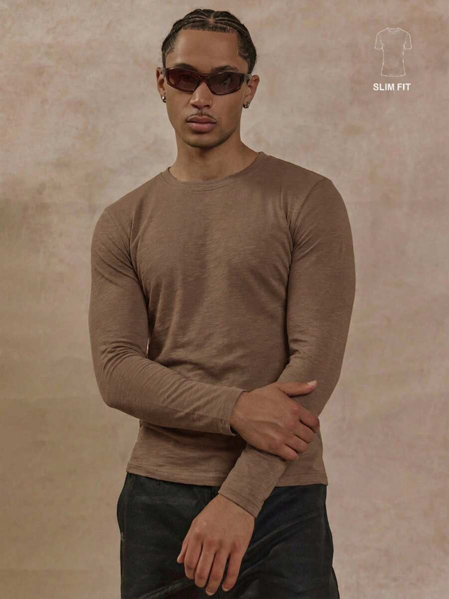 Musero Camiseta de manga larga y cuello redondo, ajustada y ligera, para hombre. Prenda básica y versátil para capas en primavera y verano - Marrón - Ver 1