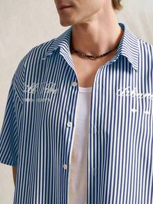 Camisa de manga corta de solapa única con estampado de rayas y letras para hombres - Azul Marino - Ver 3