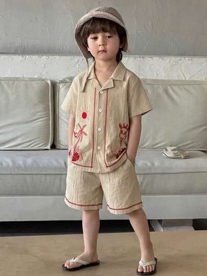 Dazy Kids Bộ áo sơ mi ngắn tay và quần short in hình cây cọ cho bé trai.