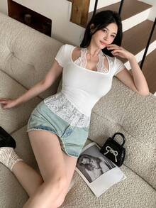 DAZY Áo kiểu ren phối màu tương phản dành cho nữ, kiểu dáng thanh lịch, trễ vai, tay ngắn, thích hợp cho mùa xuân/hè, dự tiệc, đám cưới, hẹn hò. - trắng - Xem 7