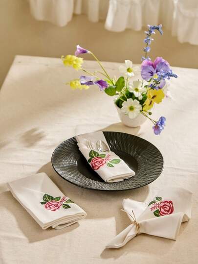 Cirelle 这款方形餐巾采用50%棉和50%涤纶混纺面料，饰有精美刺绣和玫瑰图案。优雅浪漫，适用于餐桌、餐垫、家居装饰、家庭聚会、节日装饰、咖啡馆、餐厅、宴会、约会、派对、婚礼以及其他室内外场合。
