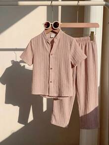 SHEIN 2件套男/女婴舒适休闲日常纹理面料白色短袖衬衫和裤子套装，适合室内、室外、日常、运动、玩耍、聚会、拍照、度假、春夏穿着。 - 卡其色 - 查看 5