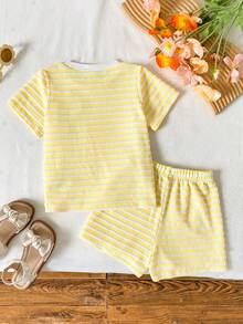 SHEIN Genkimix Kids 女童休闲条纹针织短袖上衣和配套条纹短裤套装，两件套，饰有红色花卉图案，针织面料，适合日常穿着、亲子活动、春夏郊游、公园漫步、返校季等多种场合。 - 黃色 - 查看 2