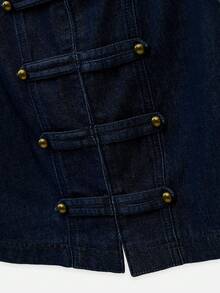 Áo denim không tay cổ Mao, mở phía trước với khuy kim loại và vạt trước. Cài khuy phía trước bằng móc ẩn. Hoàn hảo cho những ngày hè. Phong cách đường phố, trang phục mùa hè, trang phục hàng ngày, phong cách Napoleon, sự kiện trang trọng, dạo phố. - Rửa tối - Xem 8