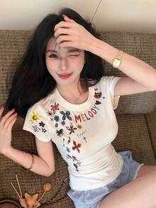 Joudiya 春夏休闲街头风白色T恤，花卉字母印花，音乐节和度假风短袖T恤，女款图案T恤 - 白色 - 查看 4