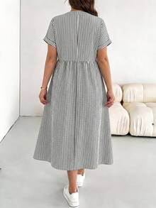 SHEIN Essnce Đầm ngắn tay cổ chữ V kẻ sọc dáng rộng mùa hè cỡ lớn - Đen và trắng - Xem 2