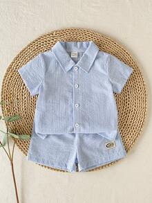 SHEIN Set de 2 piezas de camisa y pantalones cortos casuales de verano para niños pequeños, Camisa: Camisa de cuello con mangas cortas a rayas blancas y negras, Pantalones cortos: Pantalones cortos a rayas blancas y negras de tela texturizada, Adecuado para uso diario, vacaciones, días festivos - Azul - Ver 5