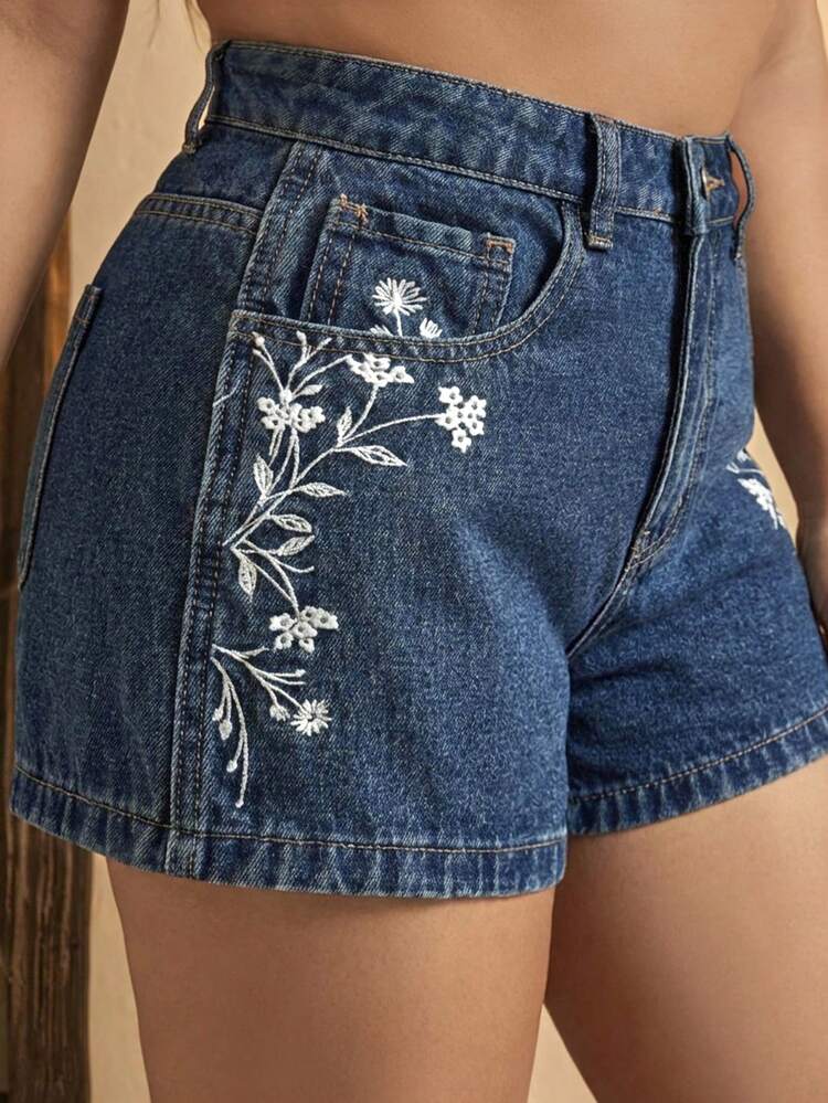 Dazy Plus Regular Waist Side Floral Embroidery Casual Plus Size Women's Denim Shorts, Spring/Summer