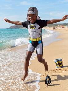 BATMAN X SHEIN Maija Kids 男童卡通英雄印花无袖连体泳衣，配短裤和遮阳帽，沙滩/度假风 - 灰色 - 查看 4