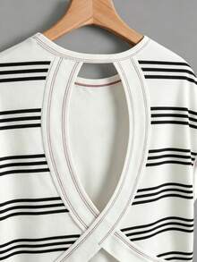 SHEIN Essnce Áo tank top dáng rộng, cổ tròn, hở lưng, vạt bất đối xứng, in họa tiết sọc đen trắng, phong cách tối giản, đa năng dành cho nữ, thích hợp cho mùa hè, kiểu dáng dễ phối đồ. - Nhiều màu - Xem 5