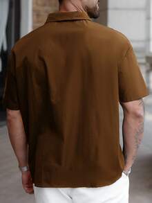 Manfinity Homme Herren Große Größen Hemd mit Reißverschlusstaschen, Kurzarm, vielseitig für den täglichen Gebrauch und den Weg zur Arbeit - Kaffeebraun - Übersicht 2